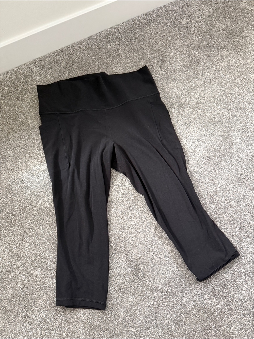 Athleta Salutation Stash Capri